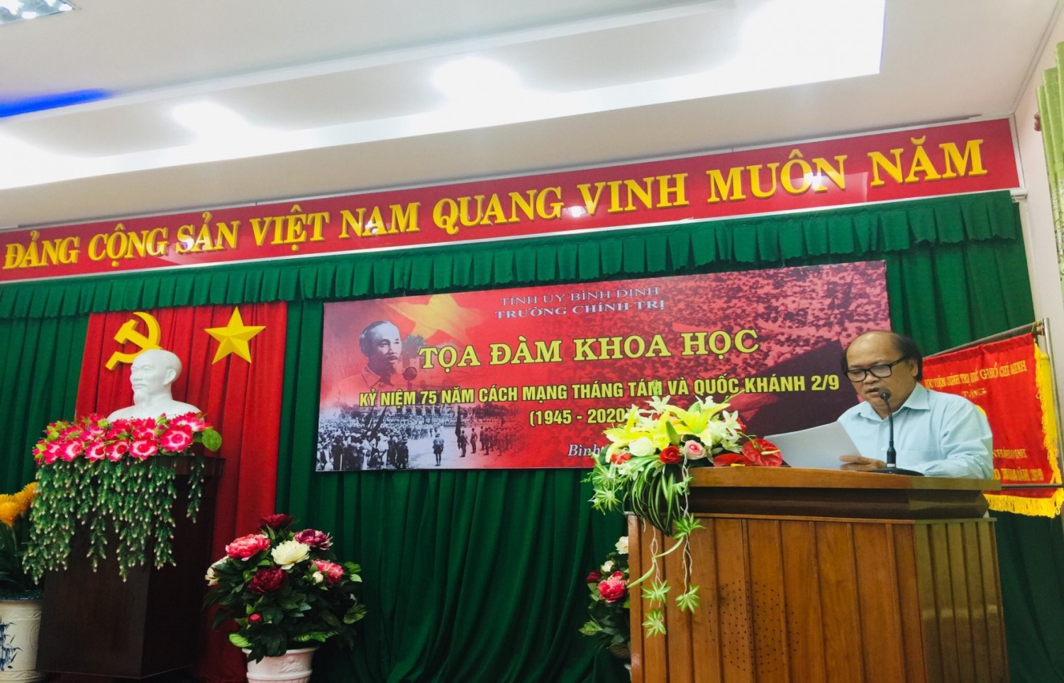 Đ/c Phan Văn Huệ, TUV, Hiệu trưởng phát biểu đề dẫn