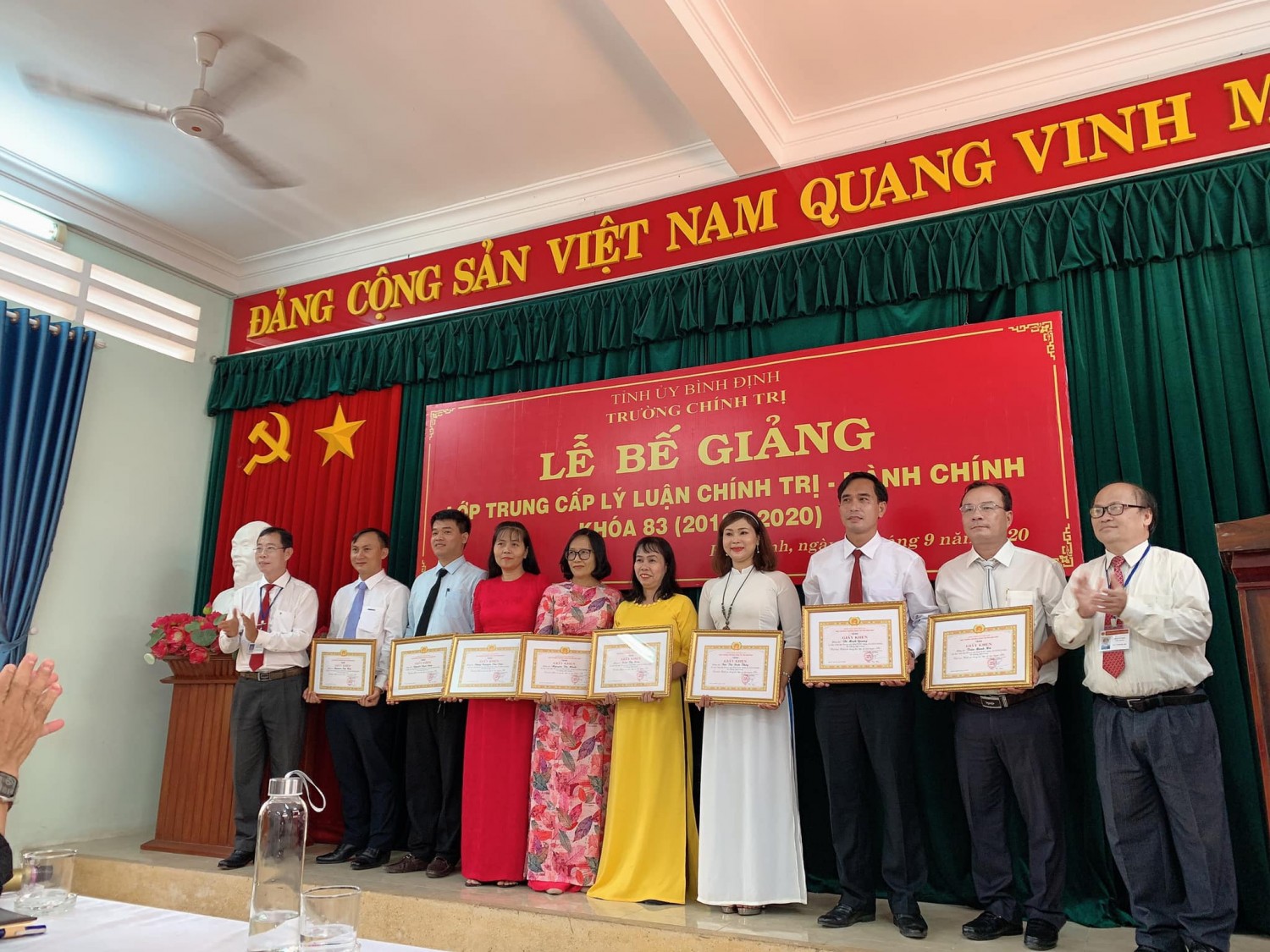 Trao giấy khen cho học viên đạt thành tích tiêu biểu