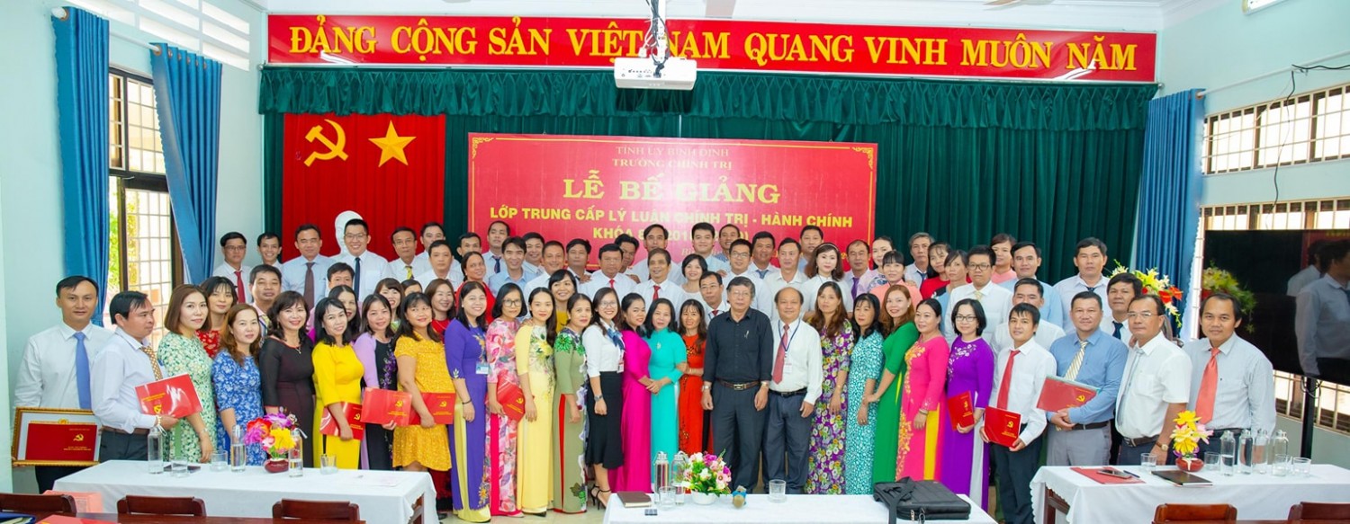 Chụp ảnh lưu niệm trong phòng