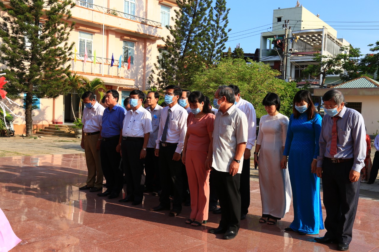 Đại biểu các Ban của Tỉnh uỷ dâng hoa