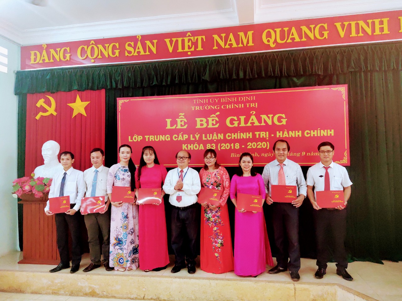 Trao bằng TN