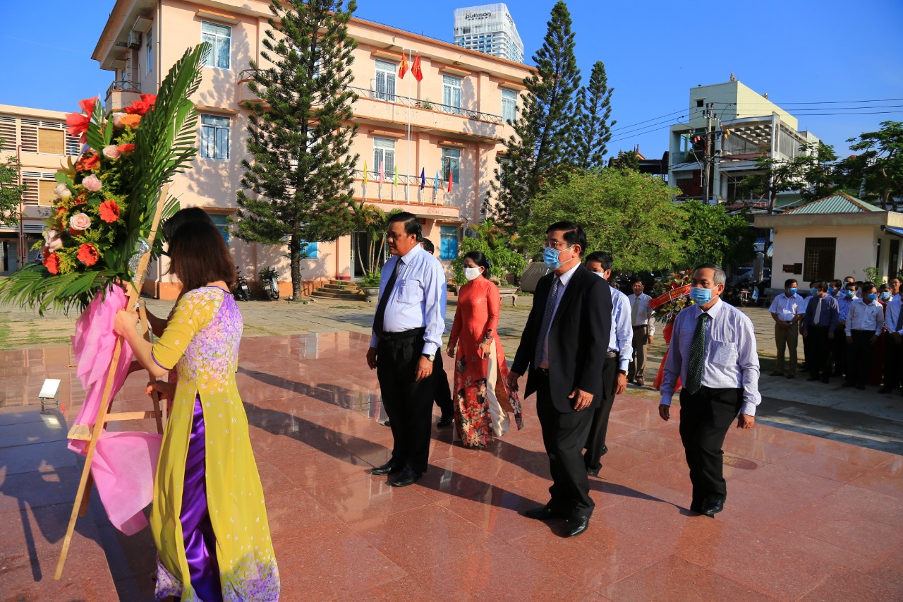 Đại biểu Ban Thường vụ Tỉnh uỷ dâng hoa