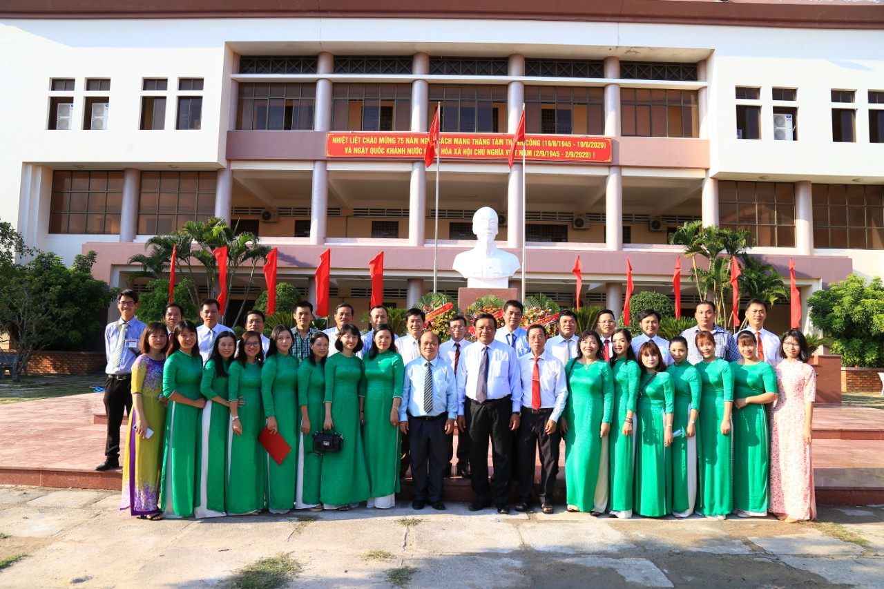 Đồng chí Lê Kim Toàn chụp ảnh lưu niệm với cán bộ Trường Chính trị