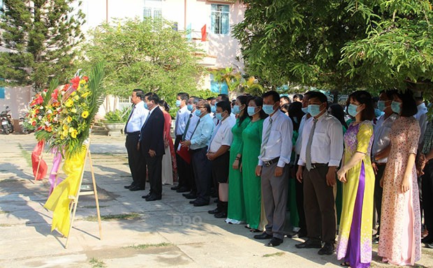 Các đại biểu dâng hoa