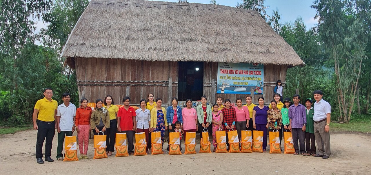 Trường Chính trị, Bưu điện tỉnh thăm và tặng quà làng Trà Hương nhân ngày Quốc khánh