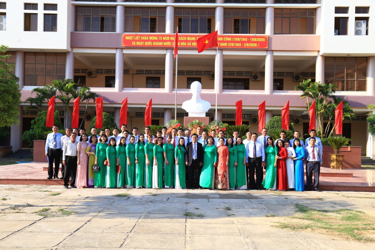 Thường trực Tỉnh uỷ chụp ảnh lưu niệm với các đồng chí dự Lễ