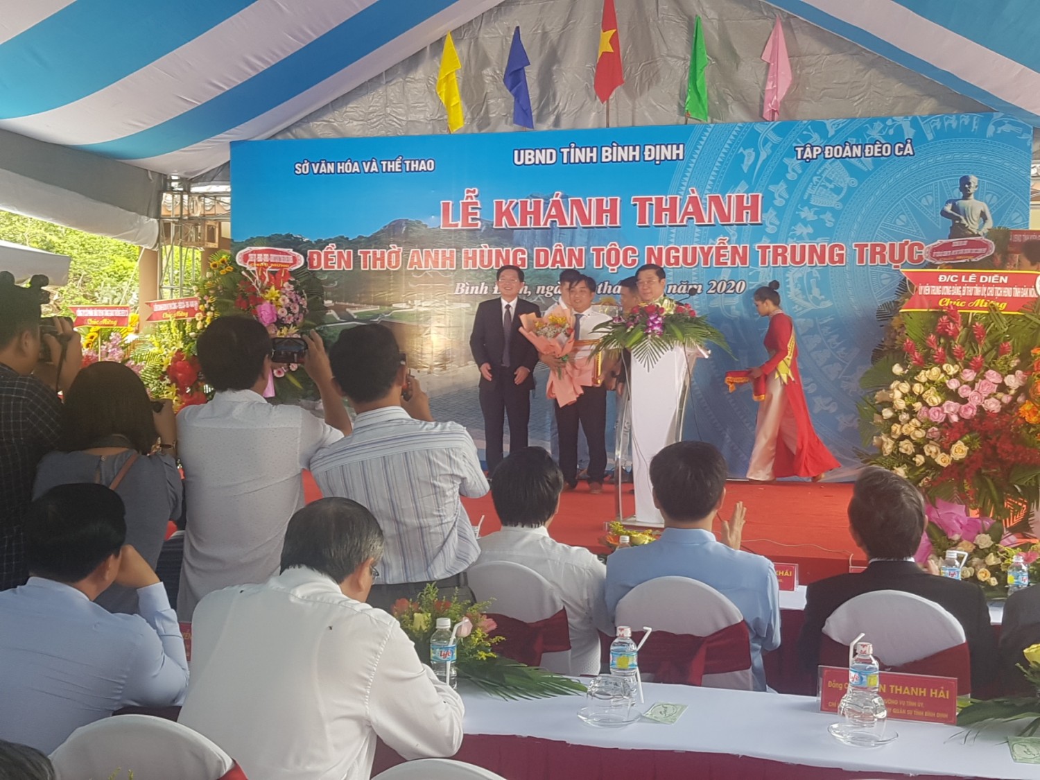 Lãnh đạo tỉnh tặng bằng khen, quà cho nhà tài trợ và đơn vị thi công