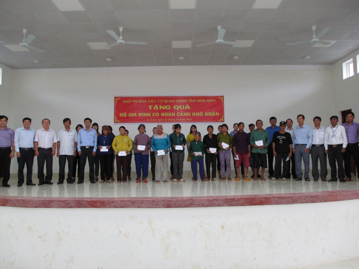 chụp ảnh lưu niệm An Dũng