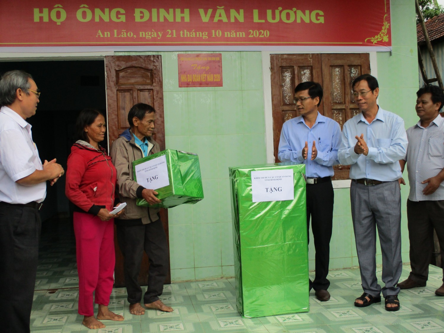 Trao tặng ông Đinh Văn Lương