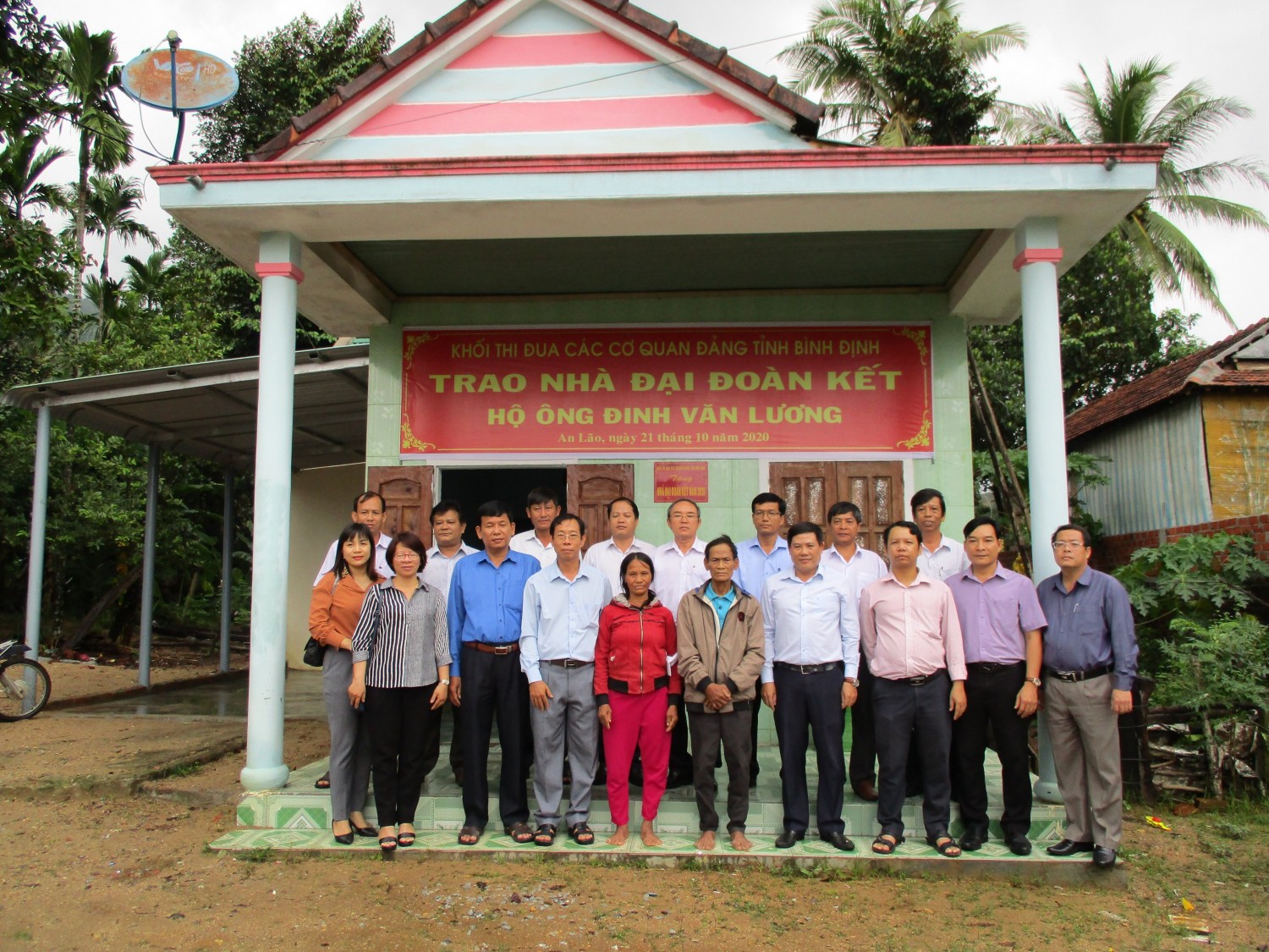 Trao tặng hộ ông Đinh Văn Lương