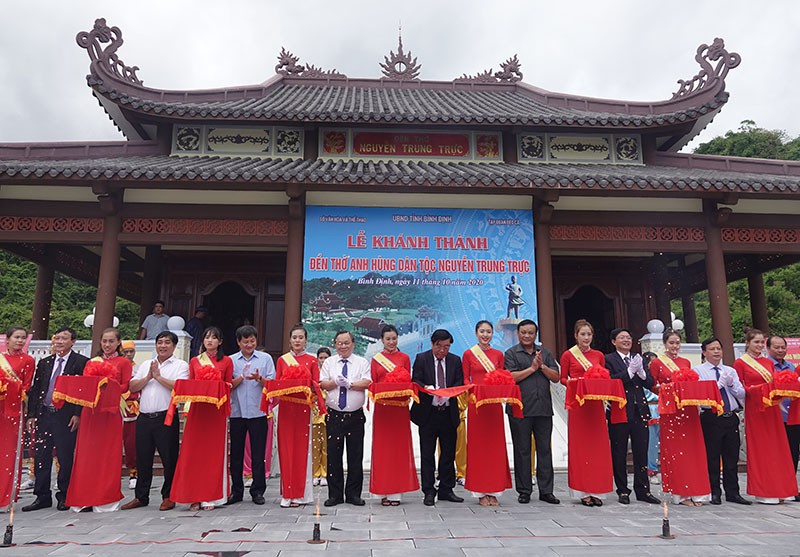 cắt băng khánh thành