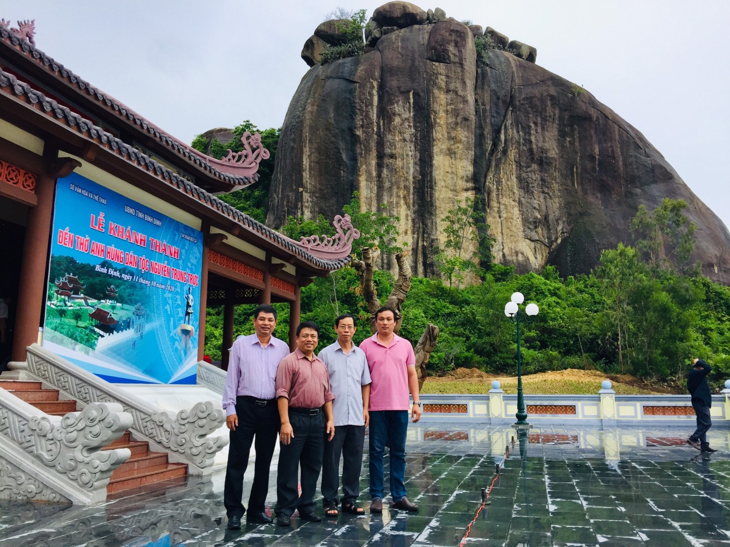 Đoàn đại biểu Trường Chính trị chụp ảnh lưu niệm