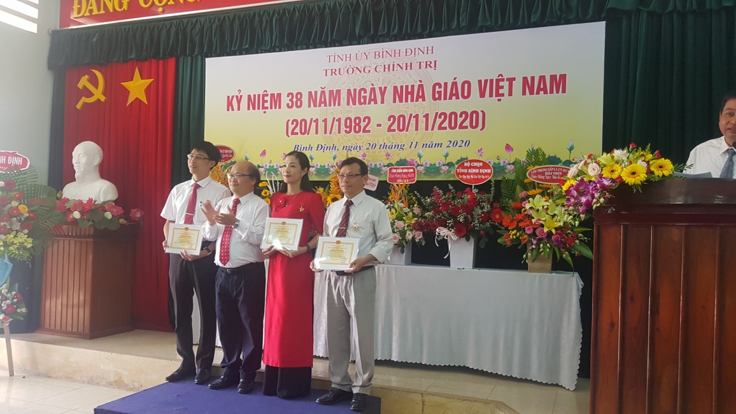 Trao tặng Kỷ niệm chương Vì sự nghiệp đào tạo, BDLLCT