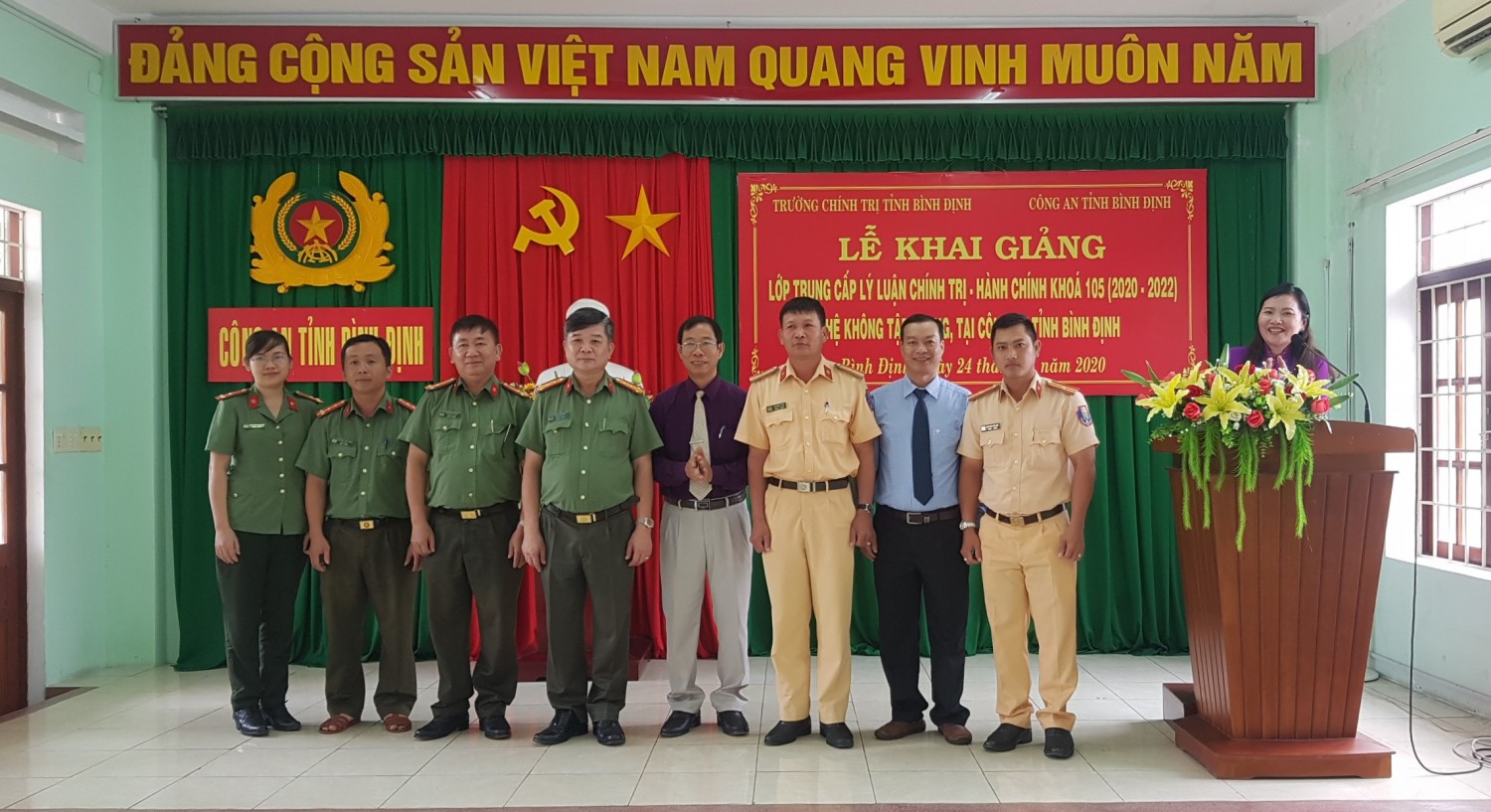 Đại biểu chụp ảnh lưu niệm với Ban Cán sự lớp
