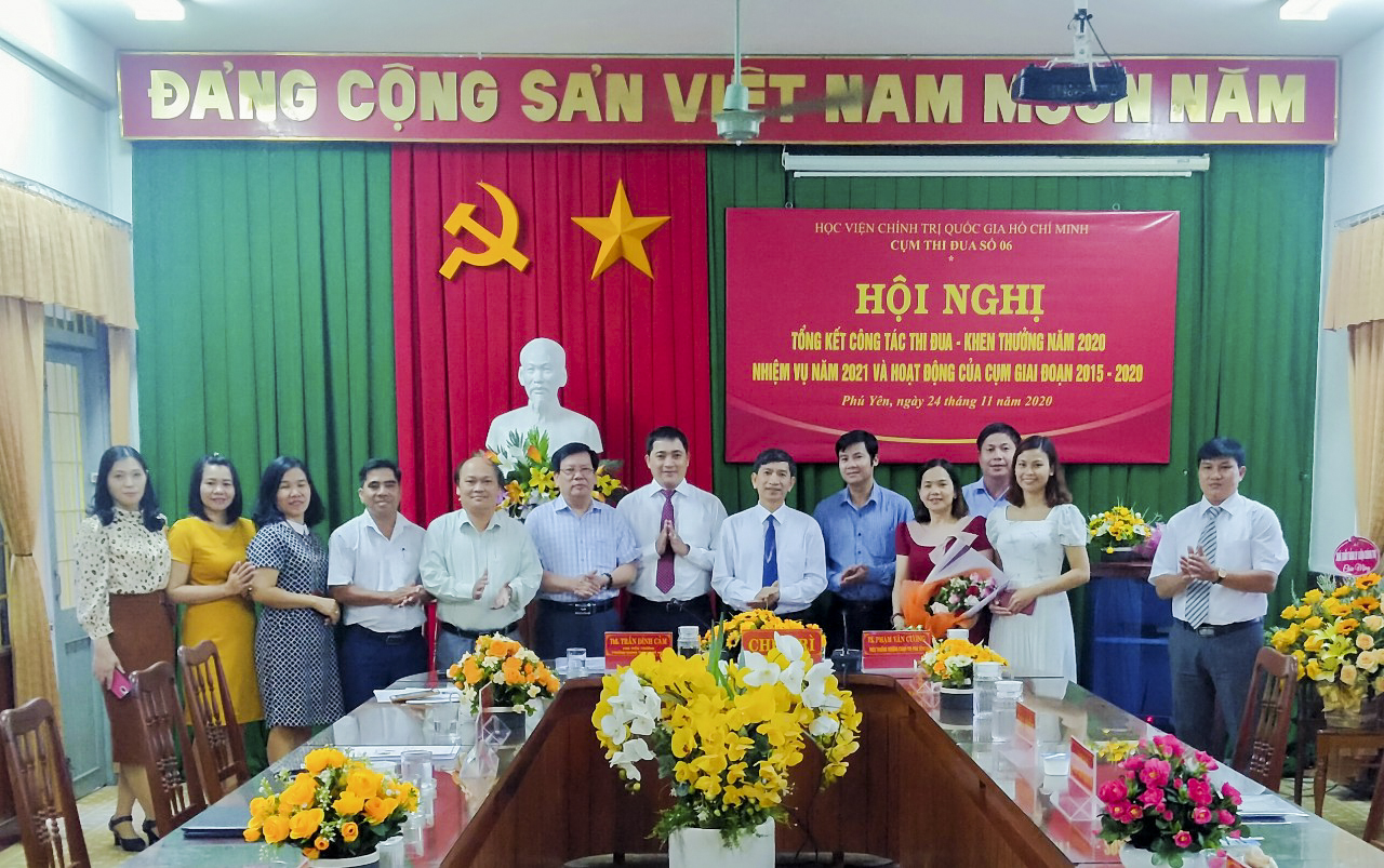 Các đại biểu tham dự Hội nghị chụp ảnh lưu niệm