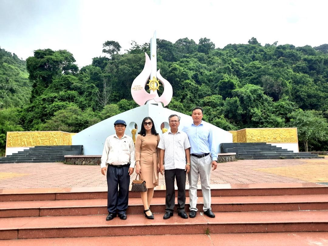 Đoàn đại biểu của Trường chụp ảnh lưu niệm tại Đài tưởng niệm Tàu Không số Vũng Rô