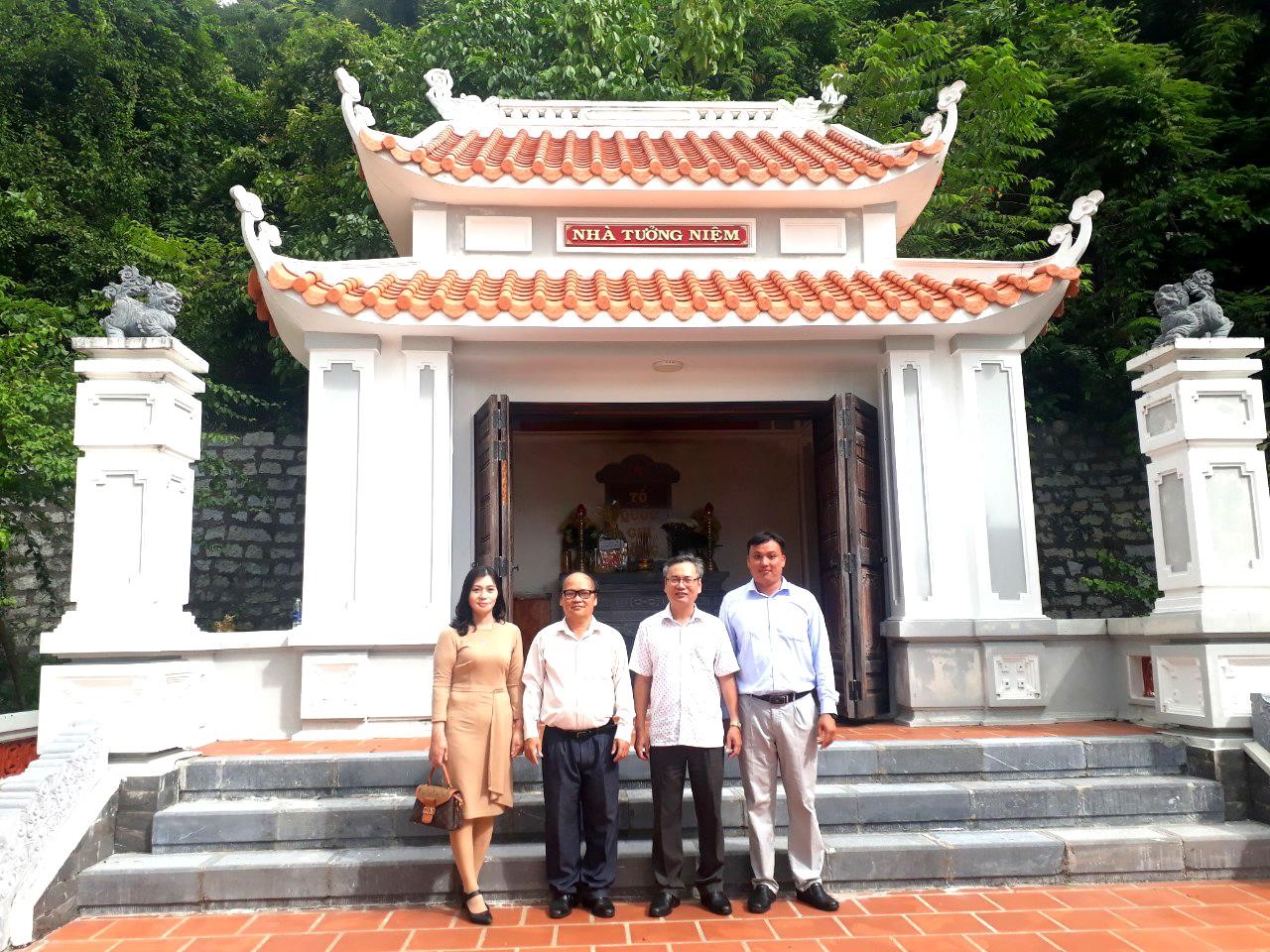 Đoàn đại biểu của Trường chụp ảnh lưu niệm tại Nhà tưởng niệm liệt sĩ Đoàn tàu không số Vũng Rô