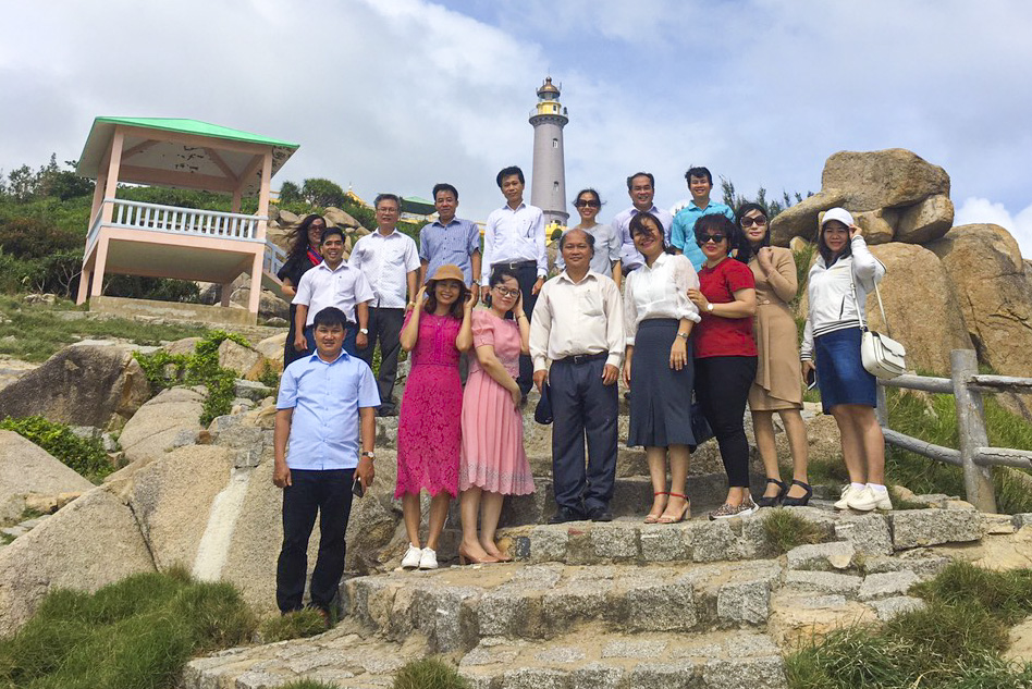 Các đại biểu chụp ảnh lưu niệm tại Hải đăng Mũi Điện