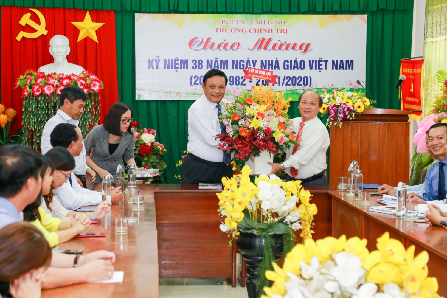 Đ/c Lê Kim Toàn tặng hoa Nhà trường