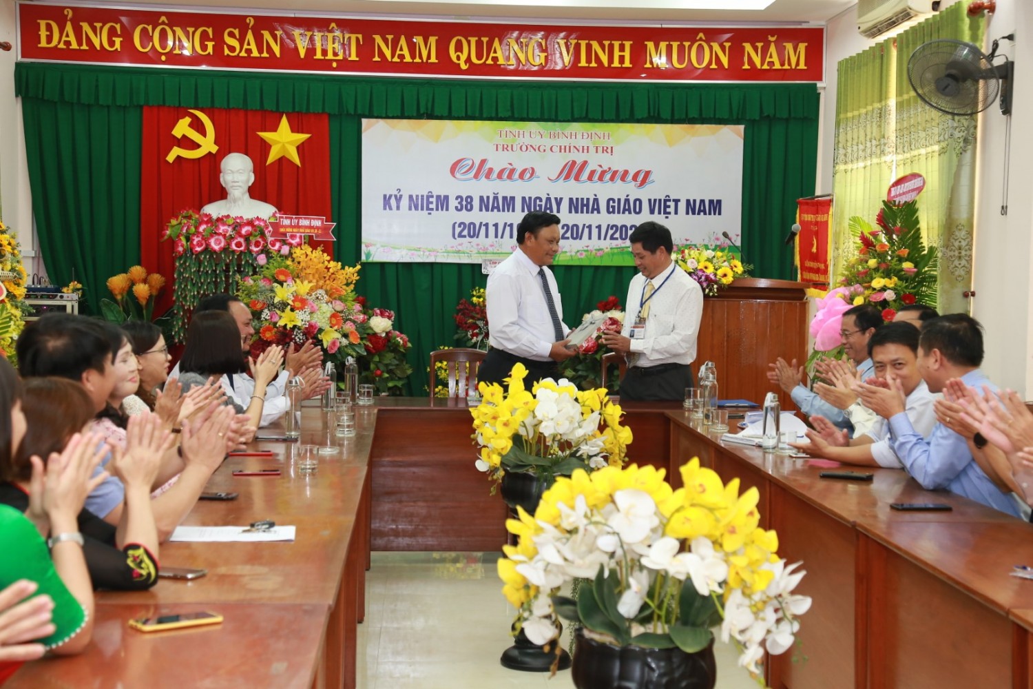 Đ/c Lê Kim Toàn tặng quà cho Công đoàn Trường