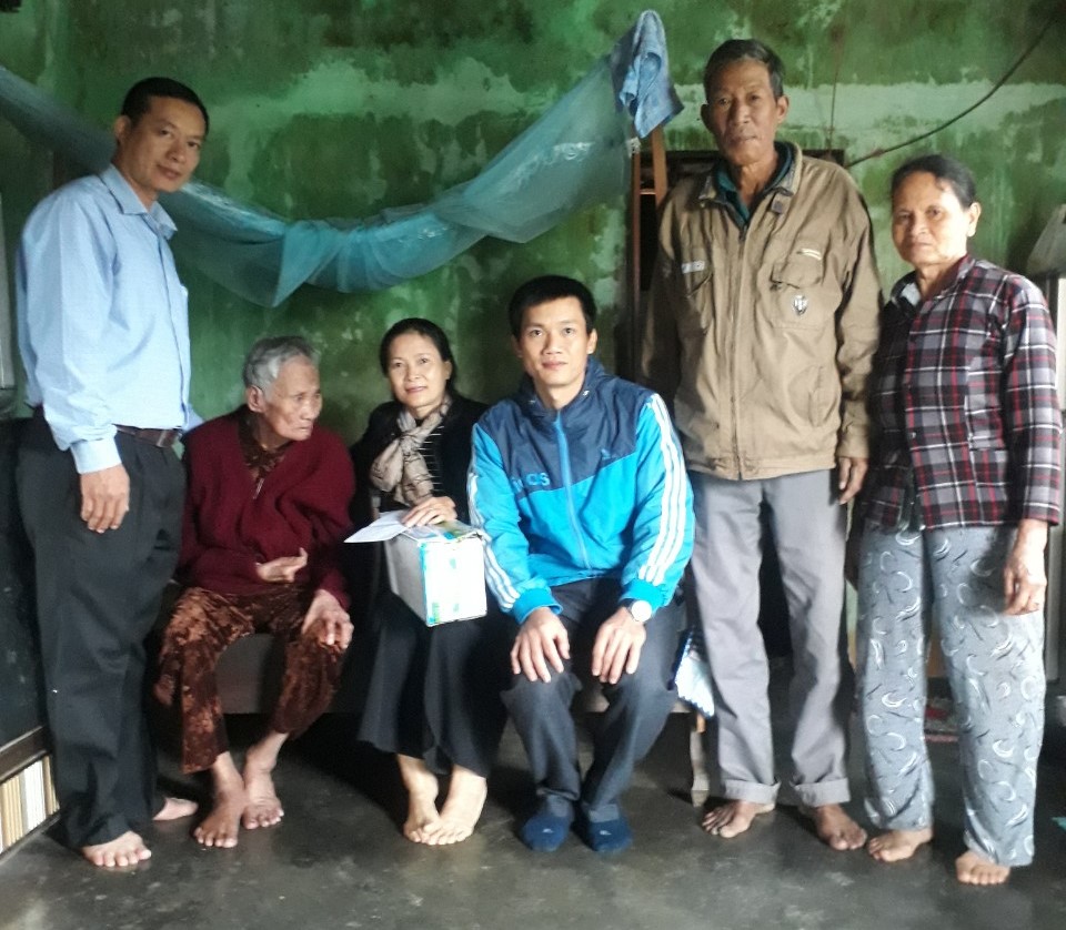 Đoàn công tác Trường tặng quà