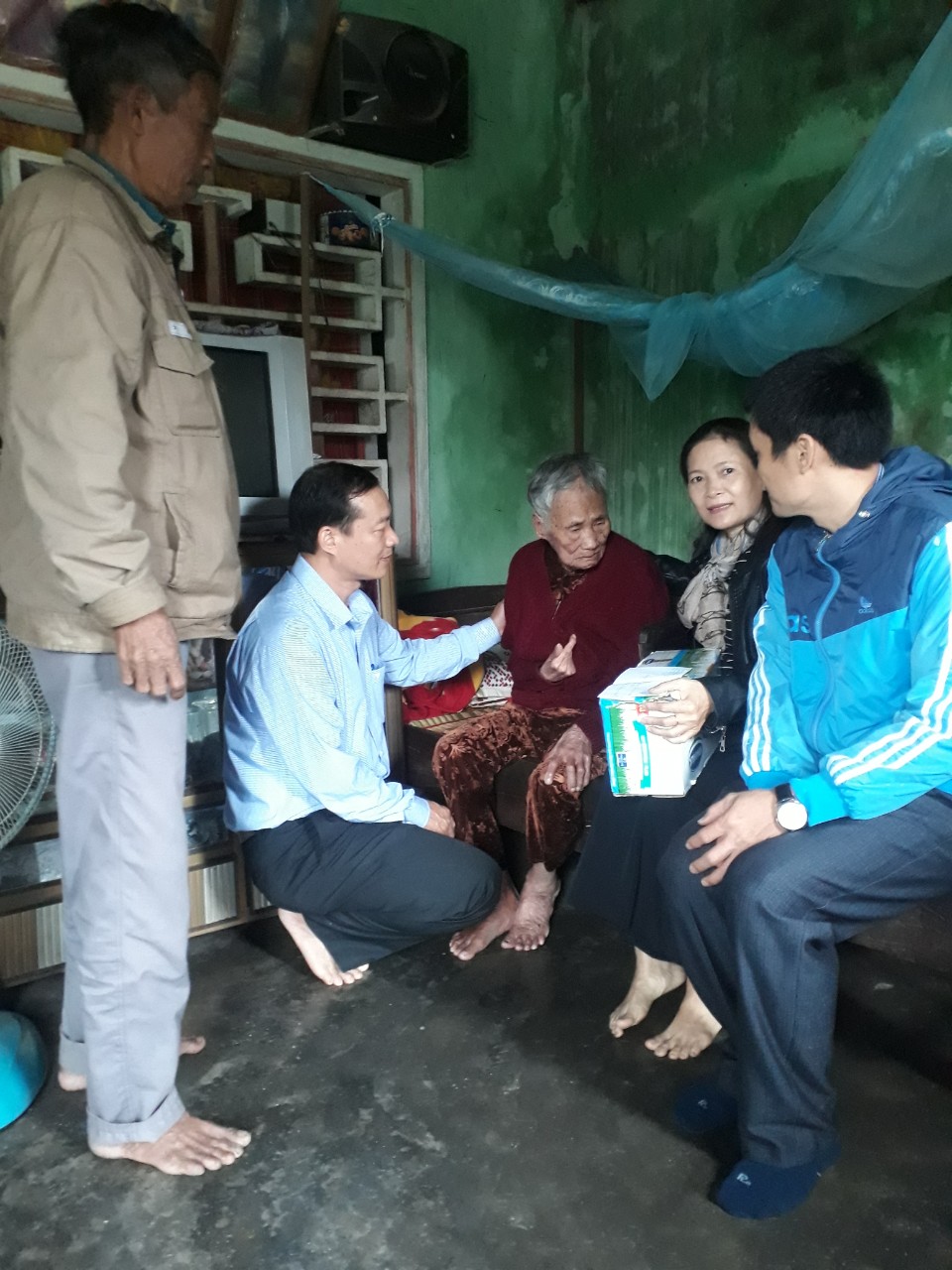 Đoàn công tác Trường thăm hỏi Mẹ