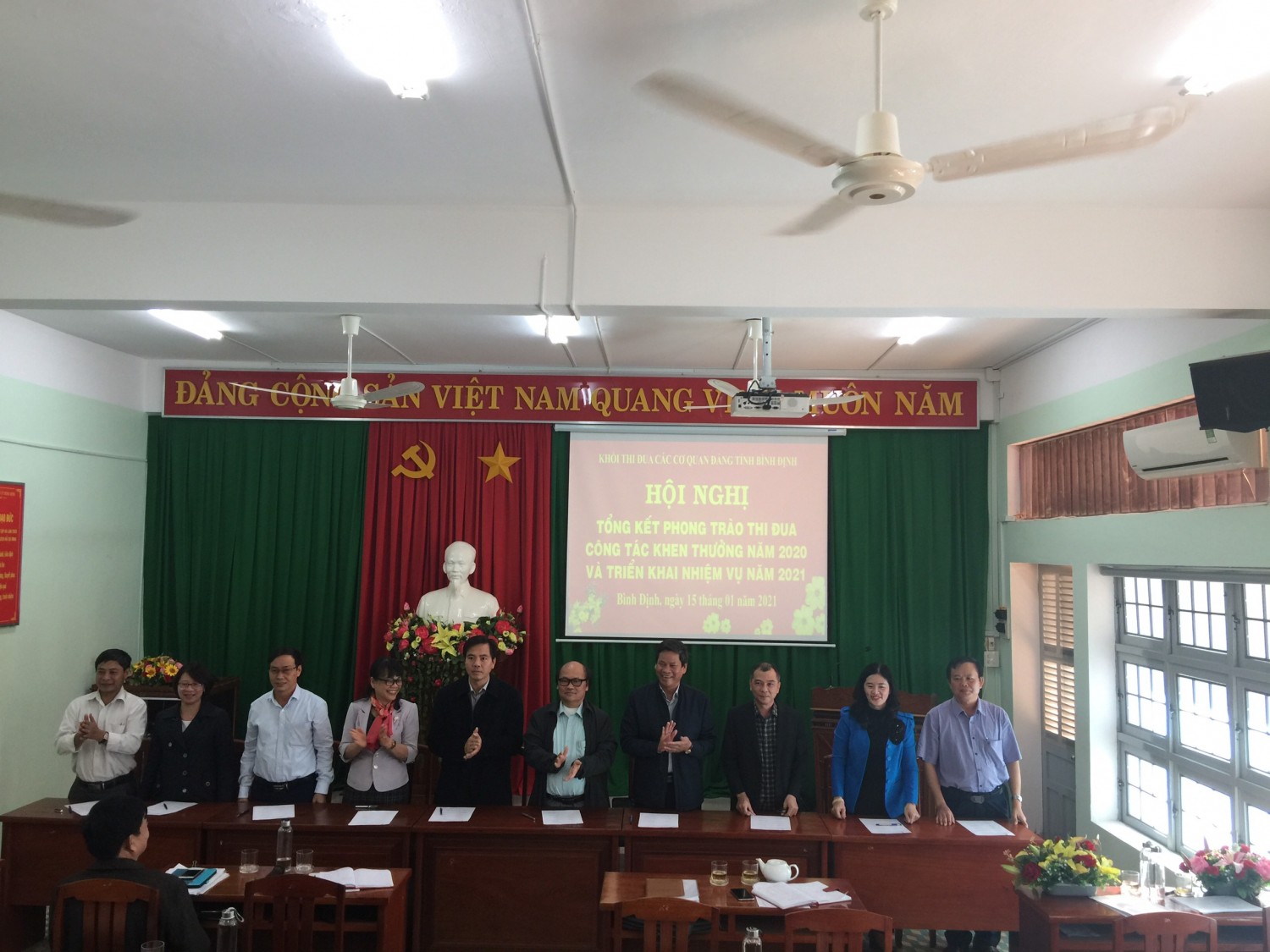 Đại biểu ký kết giao ước thi đua