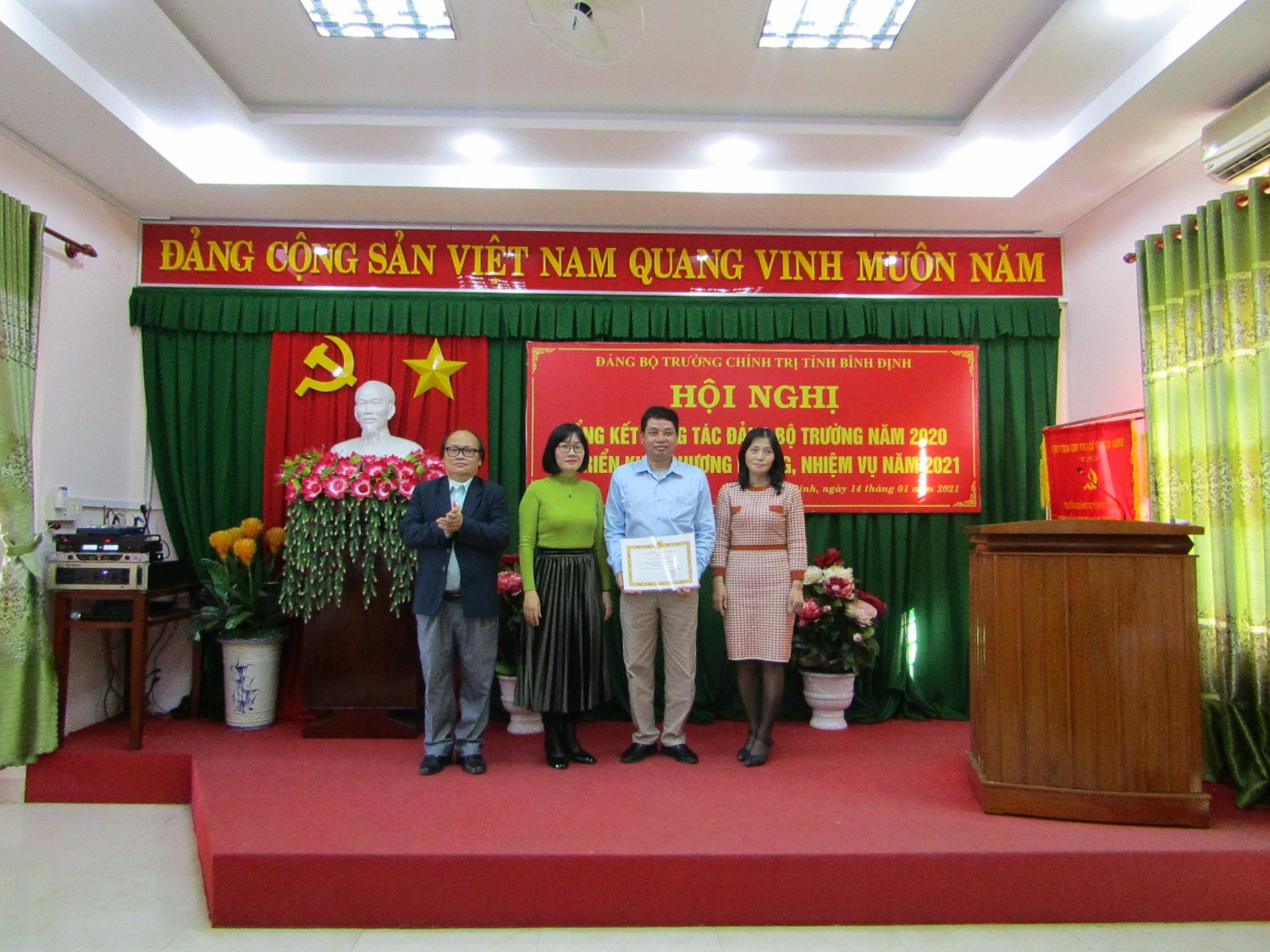 khen chi uy hanh chinh