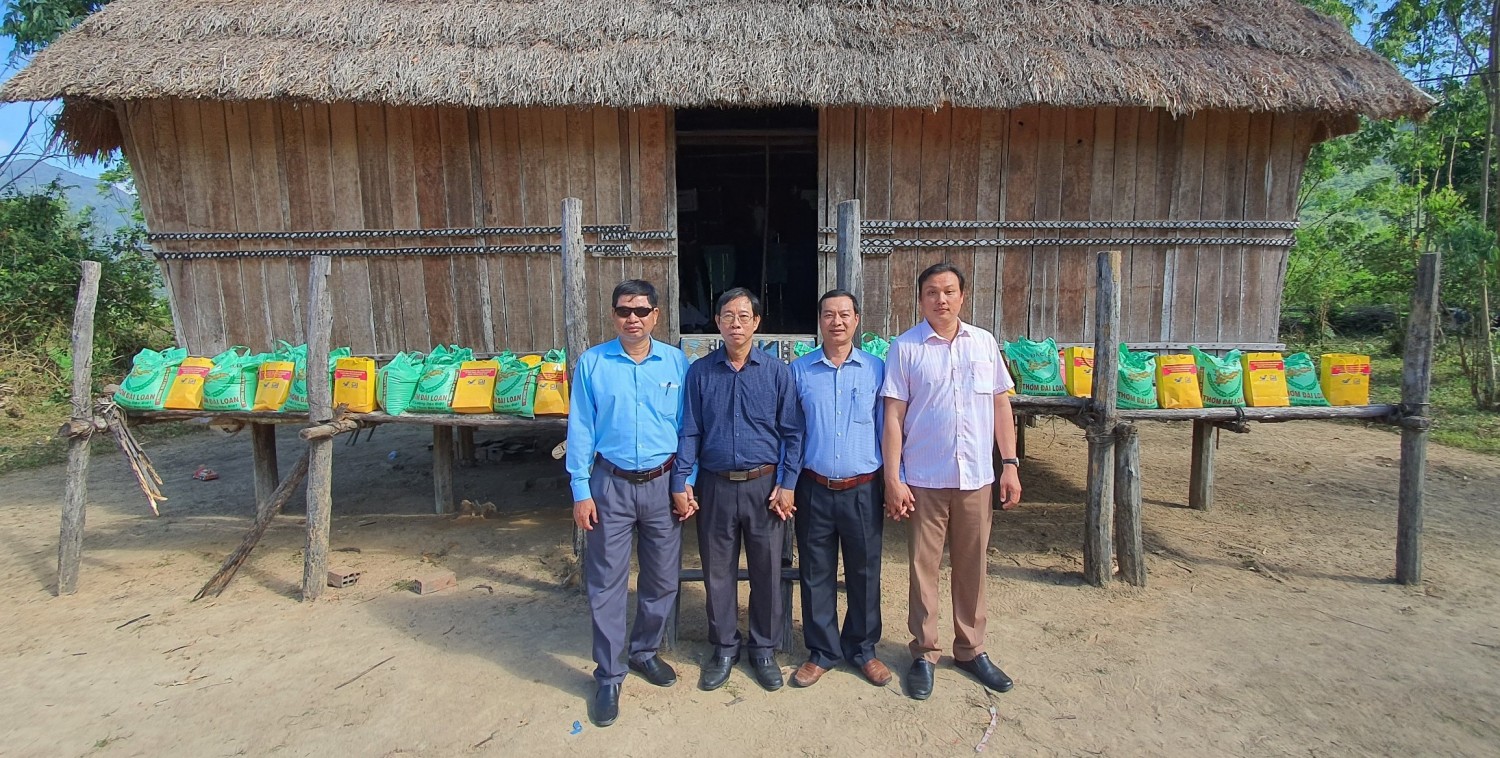 Đoàn công tác Trường Chính trị