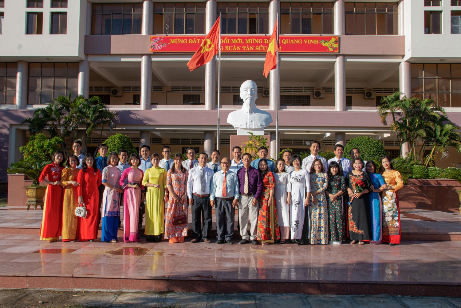 Tập thể cán bộ, viên chức Nhà trường