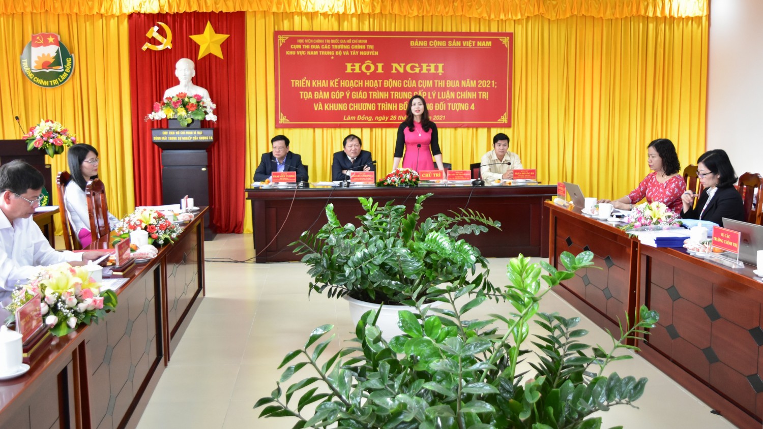 Đồng chí Nguyễn Thị Thanh Nhàn –Vụ trưởng Vụ Các trường chính tri, phát biểu chỉ đạo Hội nghị