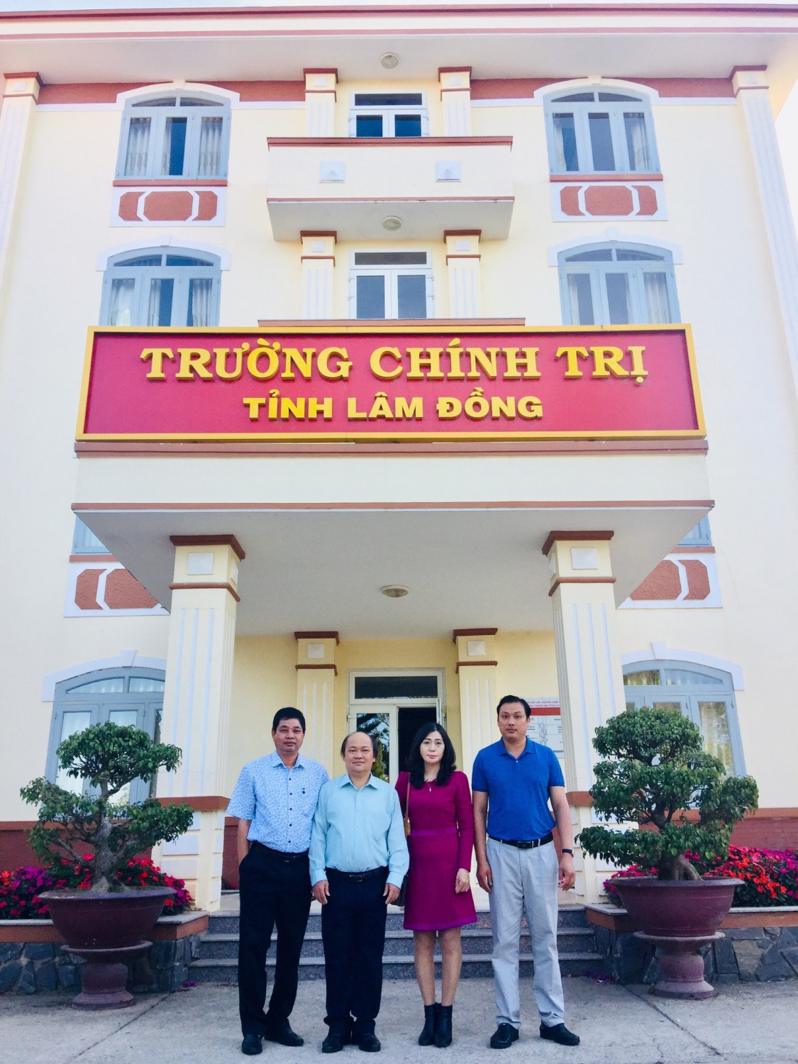 Đoàn đại biểu của Trường chụp ảnh lưu niệm tại Trường Chính trị tỉnh Lâm Đồng