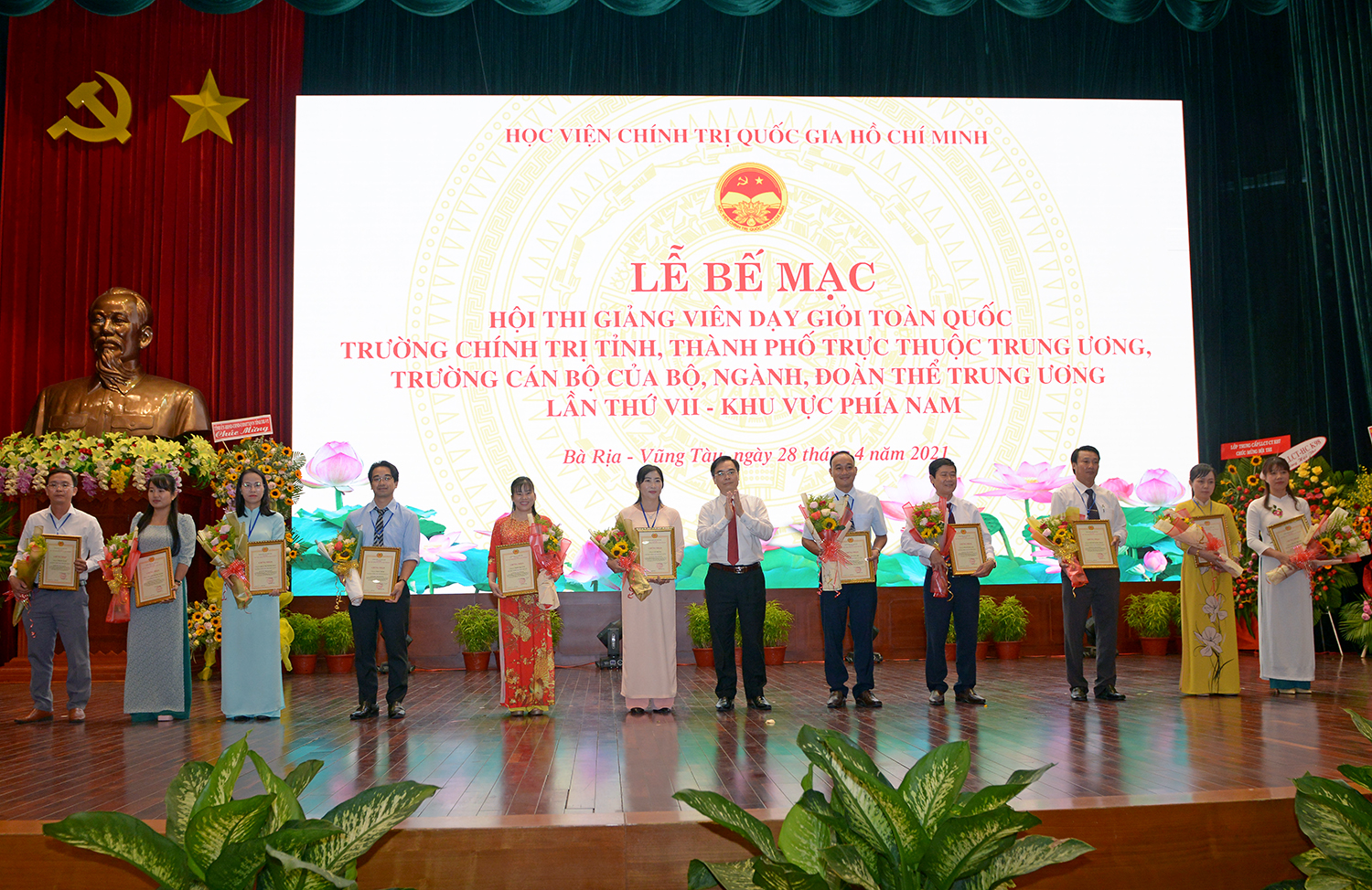 PGS,TS Dương Trung Ý, Phó Giám đốc Học viện Chính trị quốc gia Hồ Chí Minh trao tặng Danh hiệu Giảng viên dạy giỏi cho các thí sinh