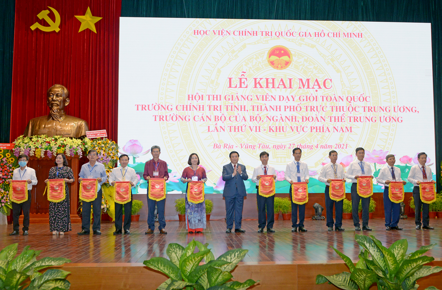 Giám đốc Học viện trao cờ lưu niệm cho các đơn vị dự thi