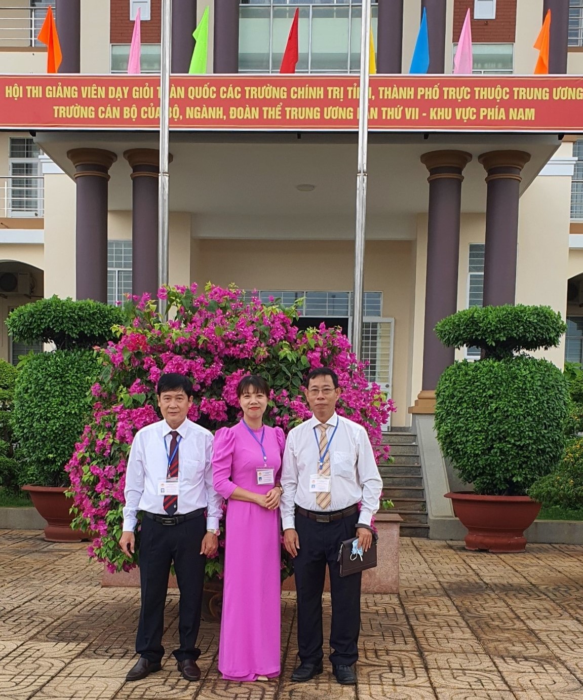 Chụp ảnh lưu niệm Đoàn dự Hội thi Trường Chính trị tỉnh Bình Định