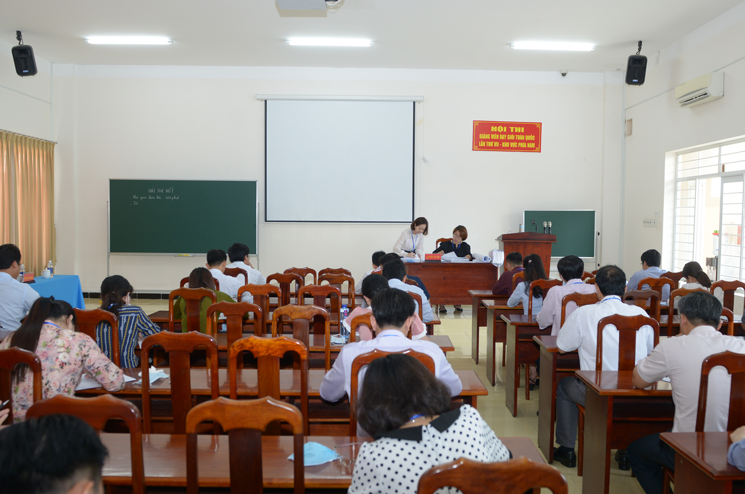 Thí sinh tham dự phần thi viết diễn ra vào chiều ngày 26/4 ngồi giãn cách theo đúng sơ đồ, đảm bảo an toàn phòng, chống dịch Covid-19