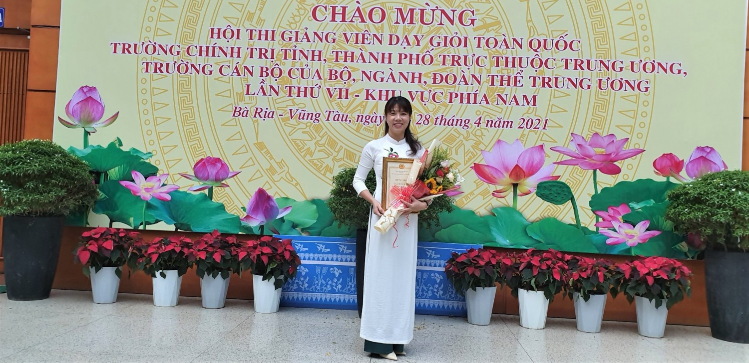 Yến chụp ảnh lưu niệm