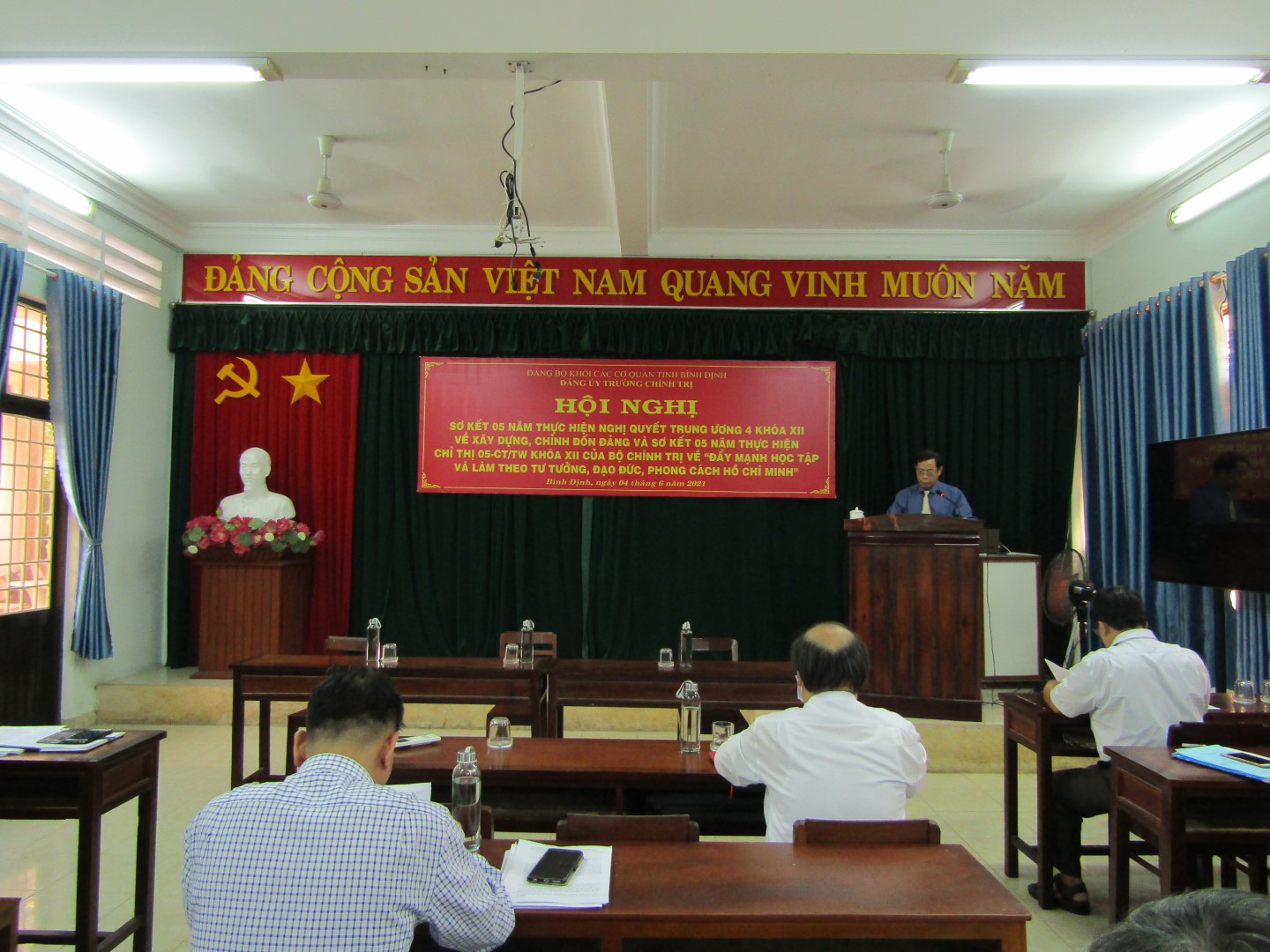 Đ/c Trần Hoài Sơn - Phó Bí thư Đảng ủy, Phó Hiệu trưởng trình bày Báo cáo sơ kết 05 năm thực hiện Nghị quyết Trung ương 4, khóa XII về xây dựng, chỉnh đốn Đảng (Ảnh: P. Diễm)