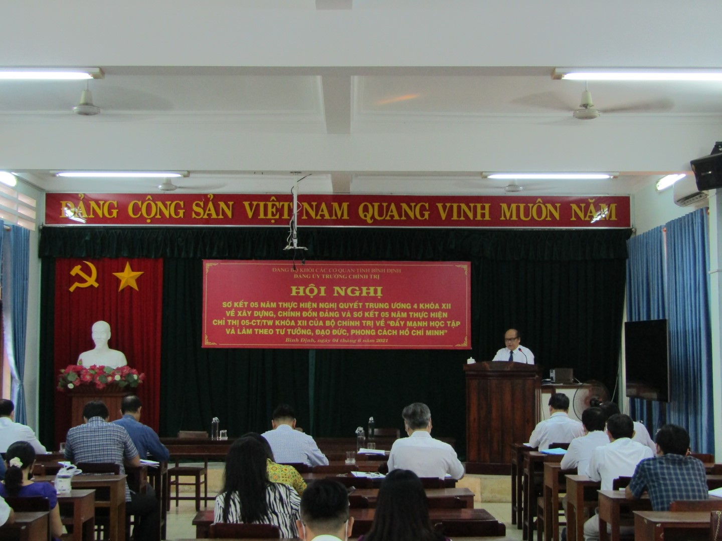 Đ/c Phan Văn Huệ - Tỉnh ủy viên, Bí thư Đảng ủy, Hiệu trưởng trình bày Báo cáo sơ kết 05 năm thực hiện Chỉ thị số 05-CT/TW của Bộ Chính trị về đẩy mạnh học tập và làm theo tư tưởng, đạo đức, phong cách Hồ Chí Minh (Ảnh: P. Diễm)