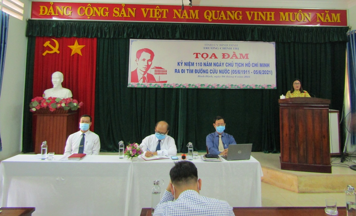 TS Lê Thị Vương Hạnh - Khoa Lý luận cơ sở phát biểu tham luận