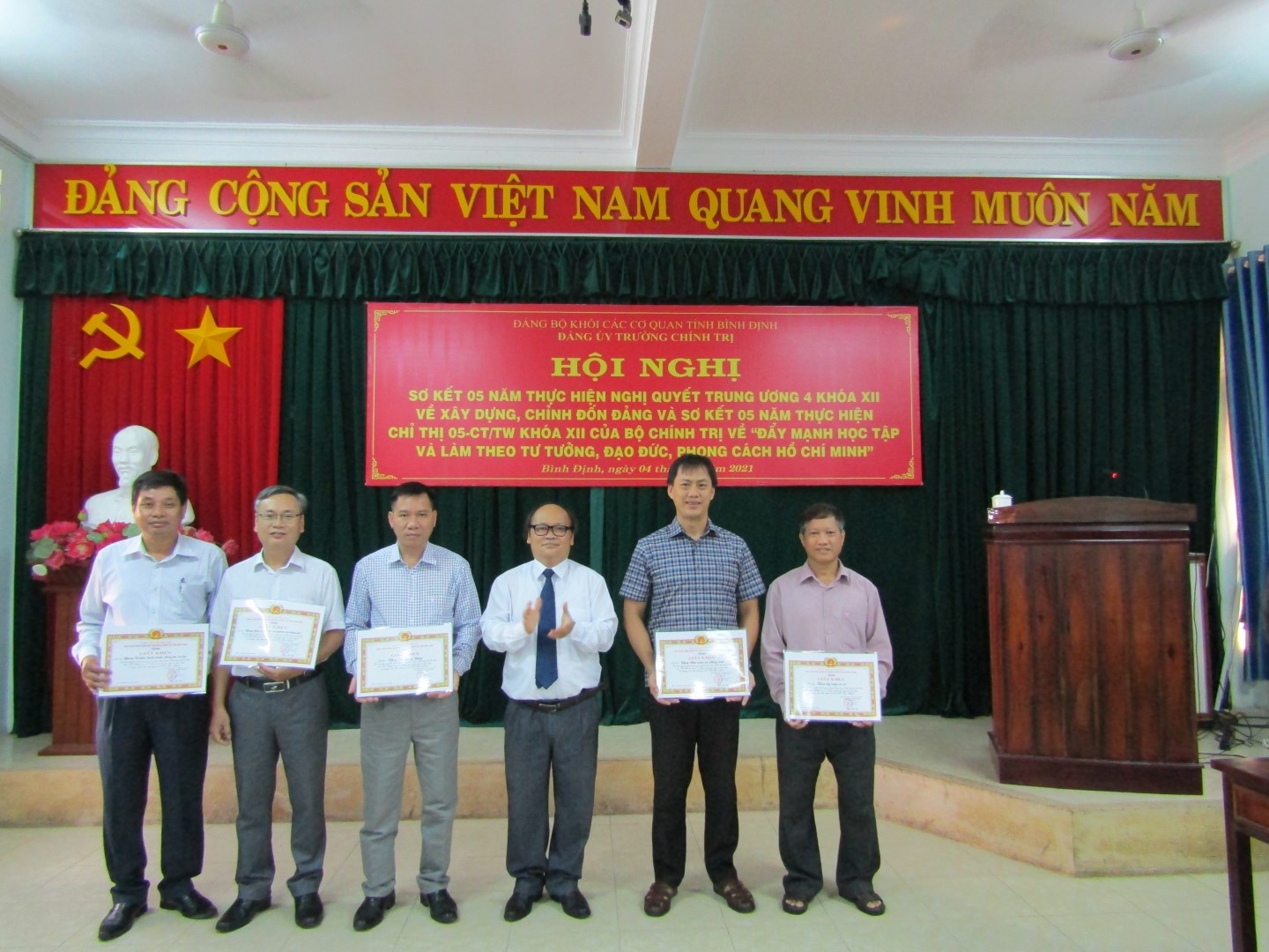 Đ/c Phan Văn Huệ - Tỉnh ủy viên, Bí thư Đảng ủy, Hiệu trưởng khen thưởng 05 Chi bộ trực thuộc có thành tích xuất sắc trong 05 năm thực hiện Chỉ thị 05-CT/TW (Ảnh: P. Diễm)