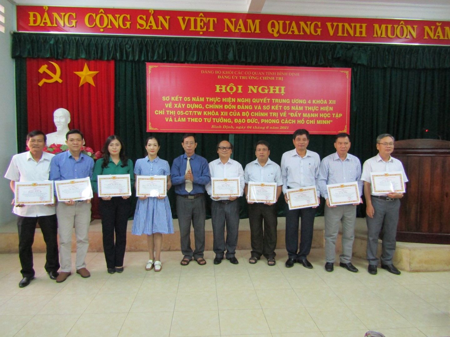 Đ/c Trần Hoài Sơn - Phó Bí thư Đảng ủy, Phó Hiệu trưởng khen thưởng các đảng viên, quần chúng điển hình tiêu biểu trong 05 năm thực hiện Chỉ thị 05-CT/TW(Ảnh: P. Diễm)