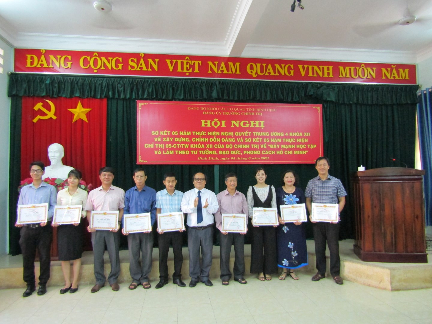 Đ/c Phan Văn Huệ - Tỉnh ủy viên, Bí thư Đảng ủy, Hiệu trưởng khen thưởng các đảng viên, quần chúng điển hình tiêu biểu trong 05 năm thực hiện Chỉ thị 05-CT/TW (Ảnh: P. Diễm)