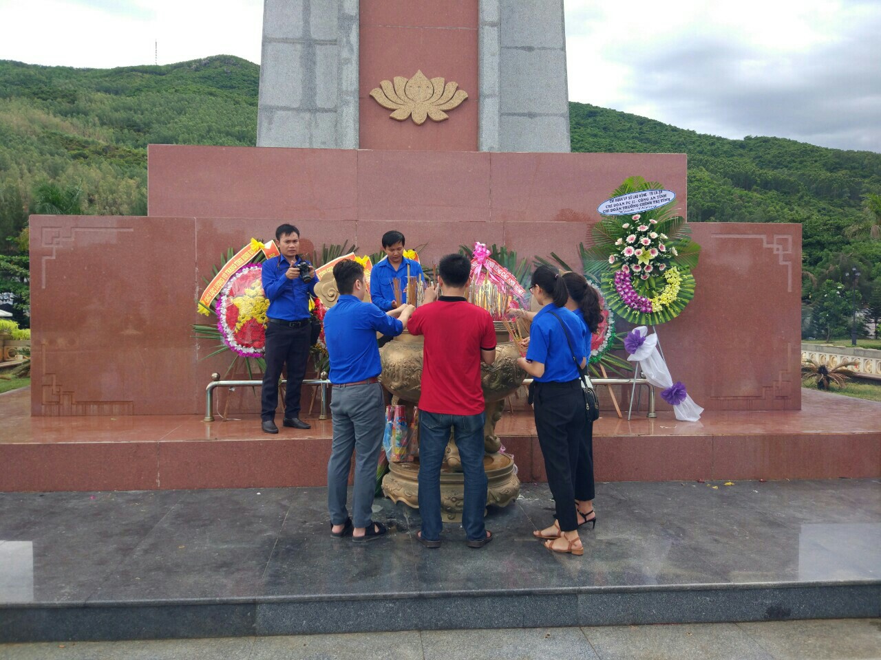 Chi đoàn Trường viếng Nghĩa trang liệt sĩ TP Quy Nhơn