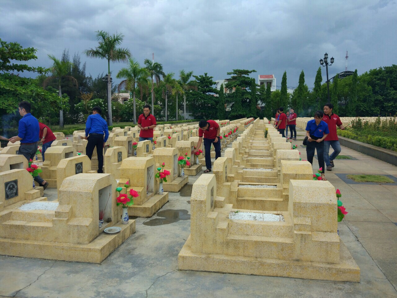 Chi đoàn Trường viếng Nghĩa trang liệt sĩ TP Quy Nhơn