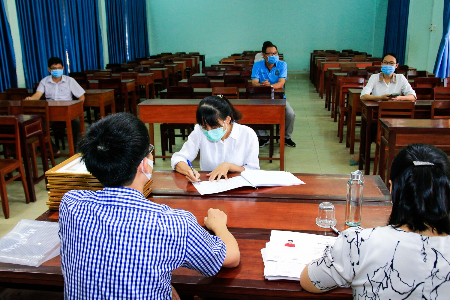 Học viên đảm bảo giãn cách khi thực hiện nhận bằng tốt nghiệp.