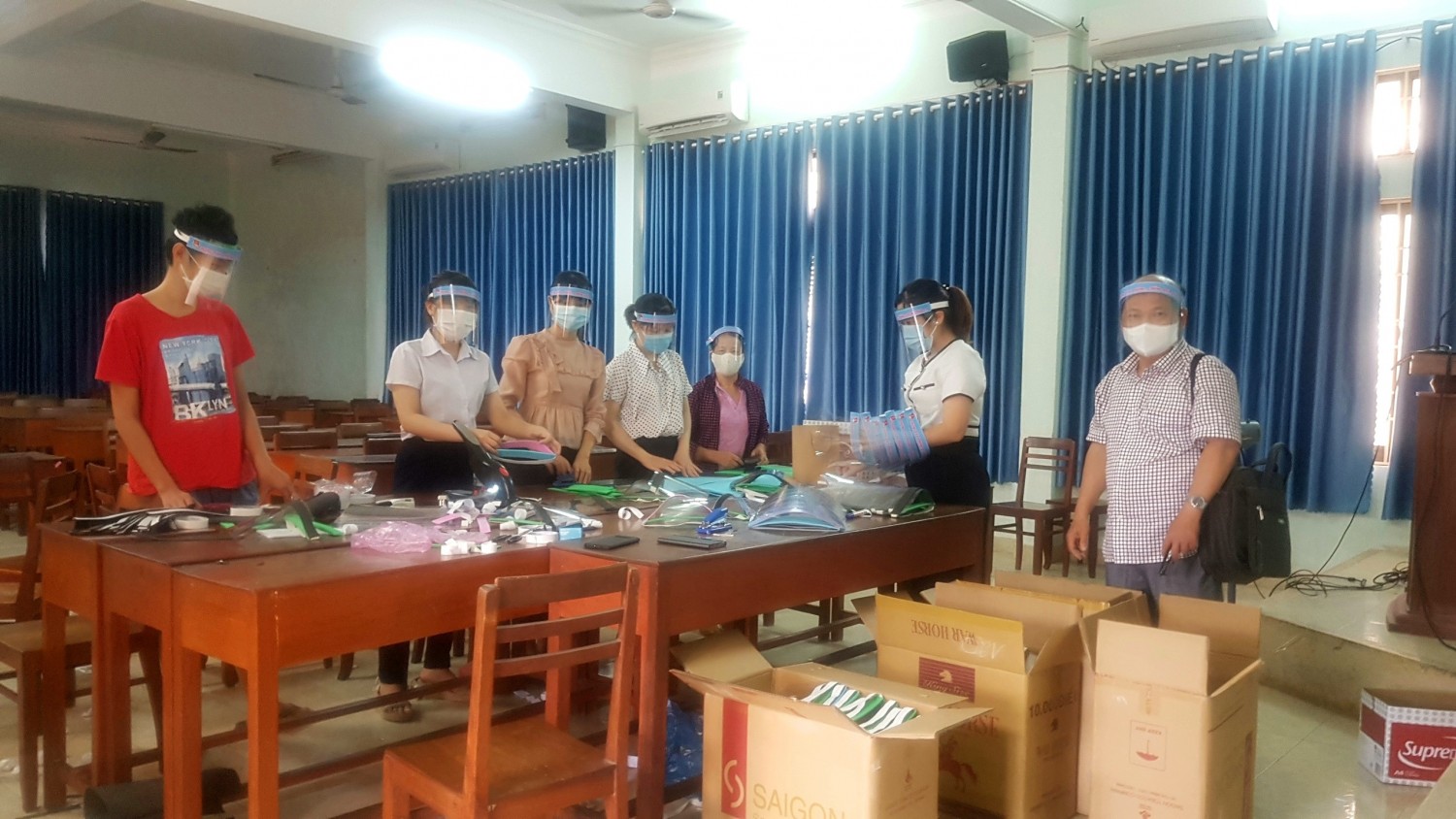 Đ/c Phan Văn Huệ-Hiệu trưởng nghiệm thu sản phẩm