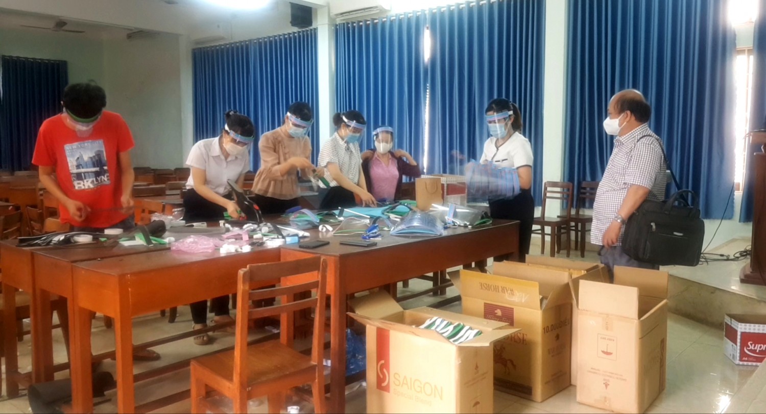 Đ/c Phan Văn Huệ-Hiệu trưởng theo dõi, đôn đốc 