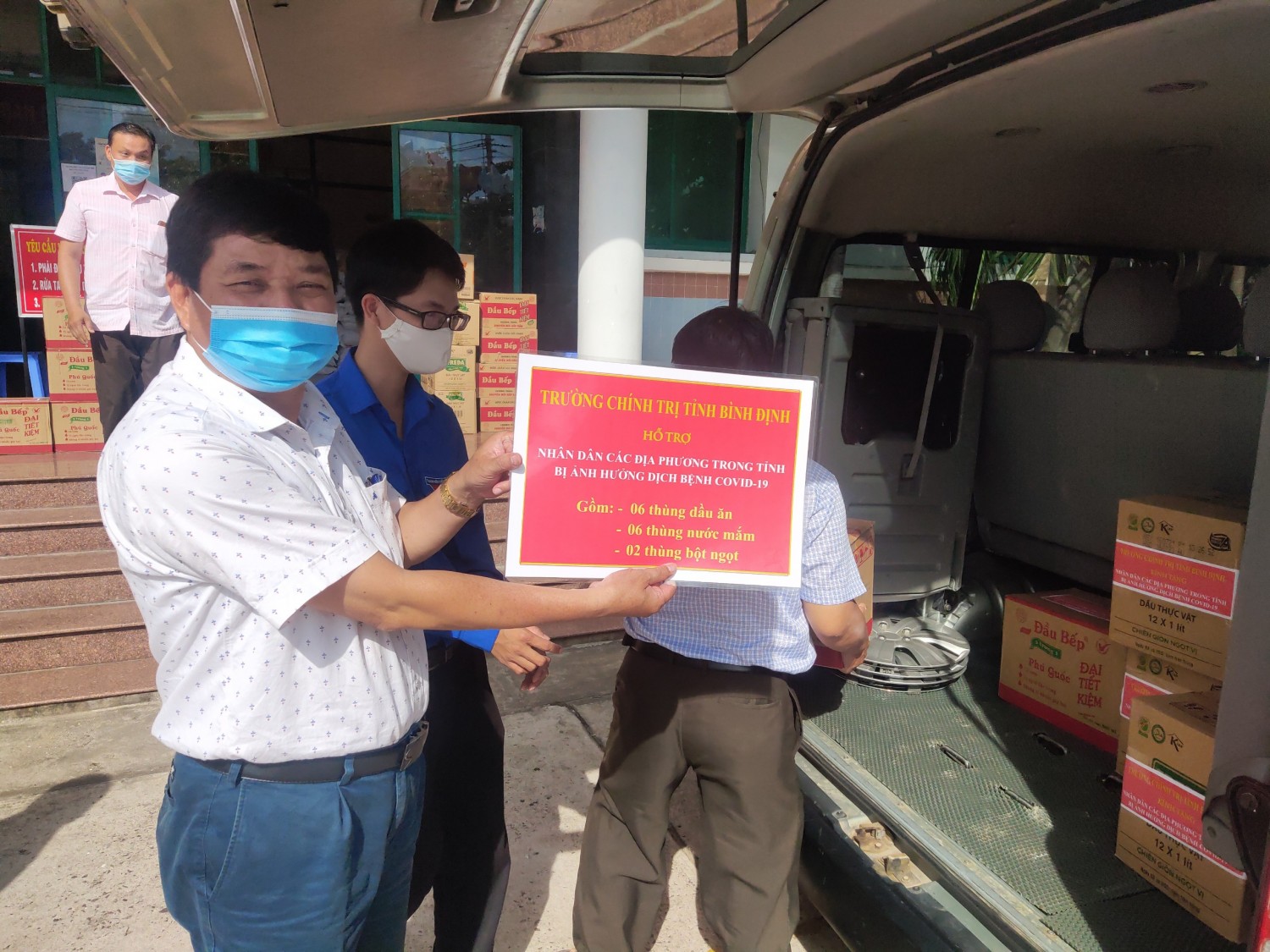 Một số hình ảnh trao quà tại UBMTTQVN tỉnh