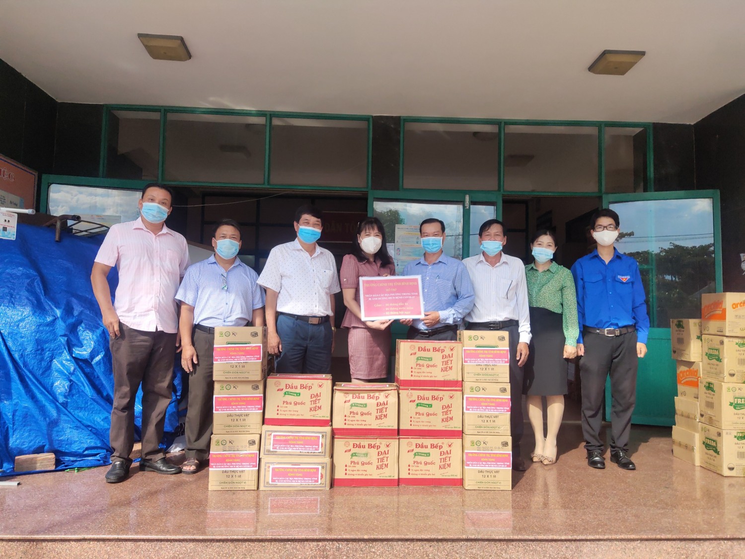 Một số hình ảnh trao quà tại UBMTTQVN tỉnh